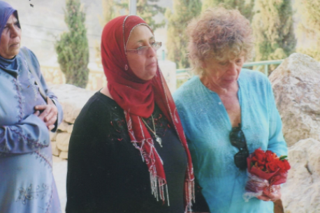 Halprin with Druze woman who participated her the Walk for Peace, near Jerusalem