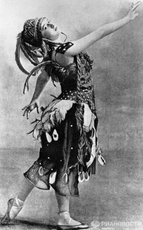 Karsavina in the original Firebird, costume by Golovin and Bakst